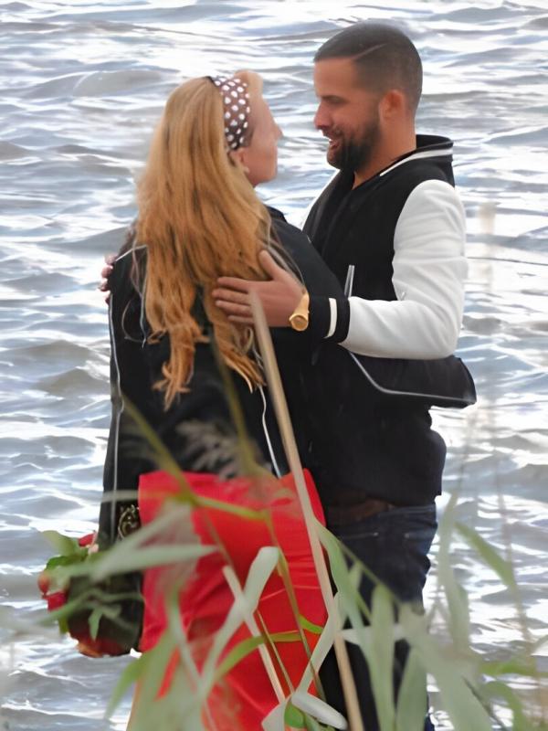 Achter Gesloten Deuren