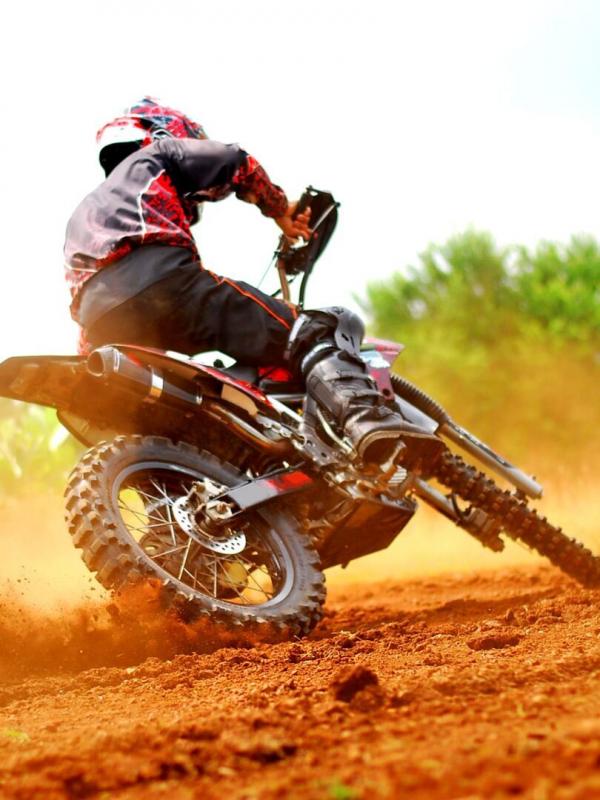 Vol gas door de modder