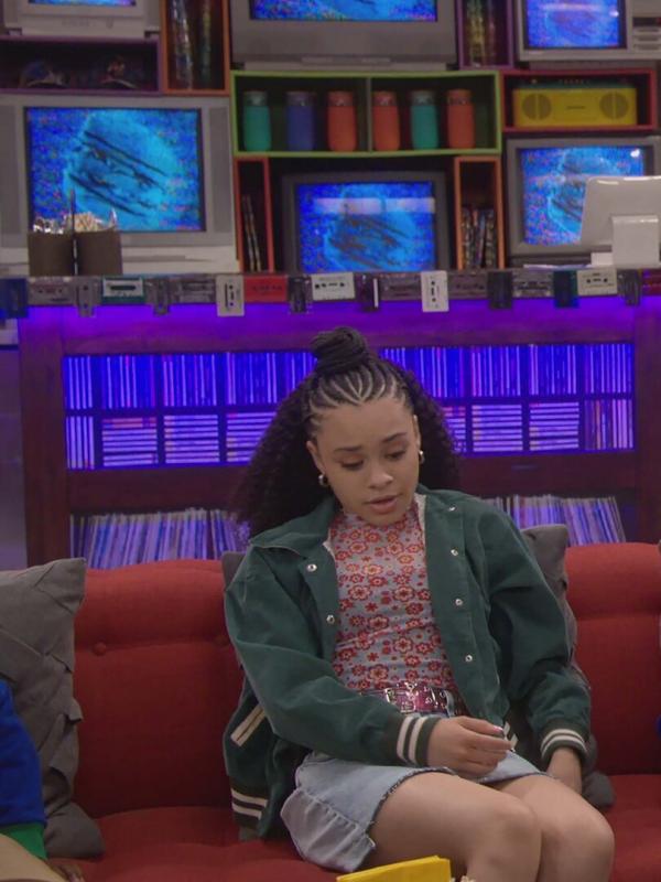 Lay Lay dans la place S2 E8