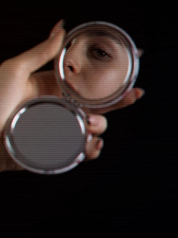 À travers le miroir