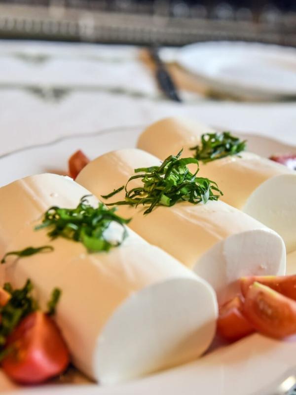 Feiern mit Osterbrot und Festtagsbraten - Bräuche und Kulinarik rund ums Osterfest