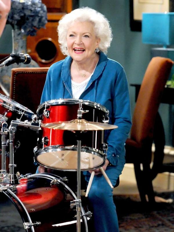 Hot in Cleveland S2 E14