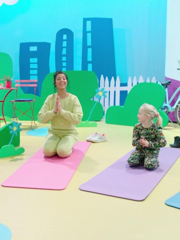 Sarah doet yoga