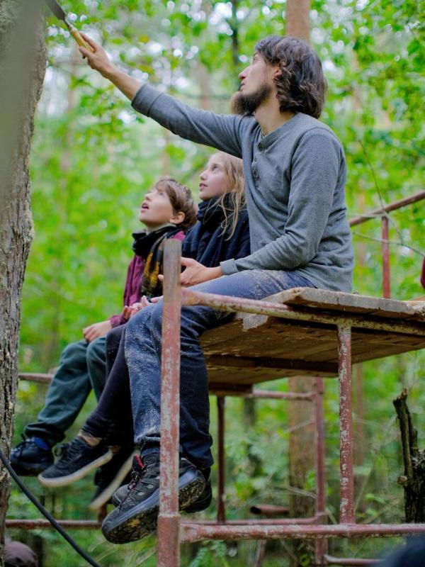 Piotr le cueilleur de miel et les abeilles des bois