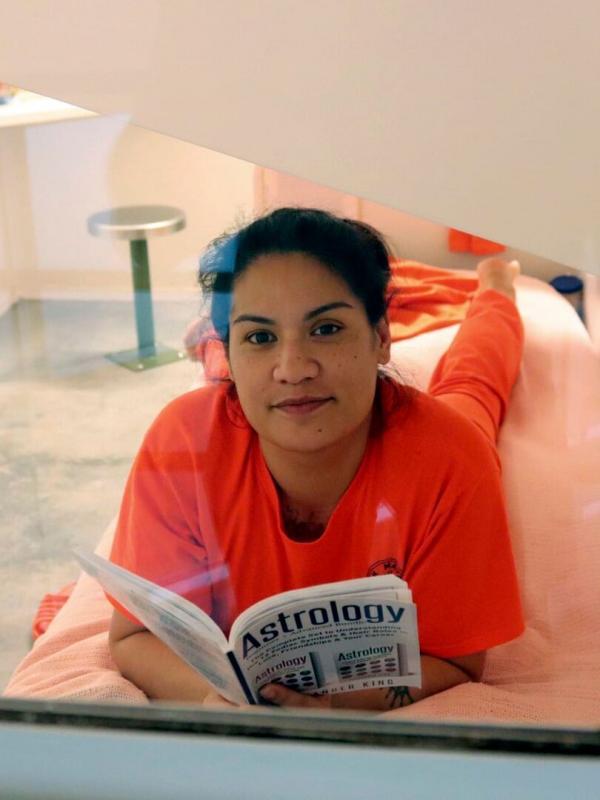 Prison Girls : Life Inside