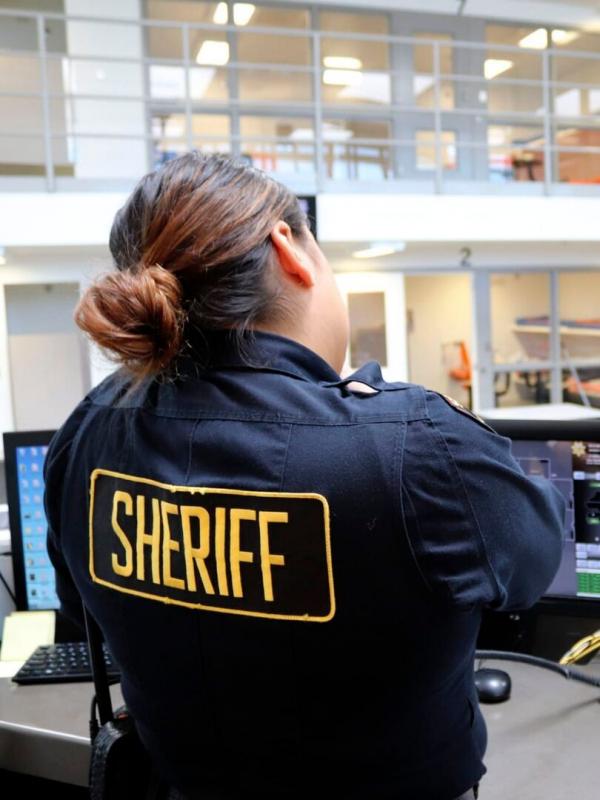 Prison Girls : Life Inside