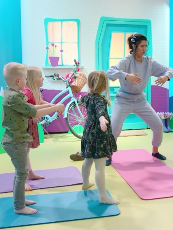 Sarah doet yoga