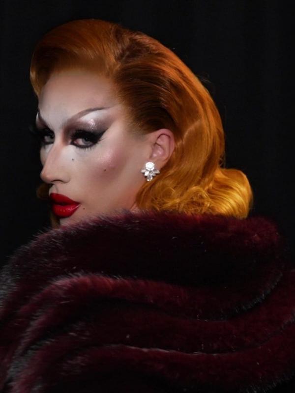 Sous les paillettes la rage : une histoire du Drag