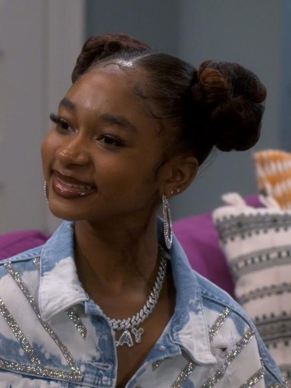 Lay Lay dans la place S2 E6