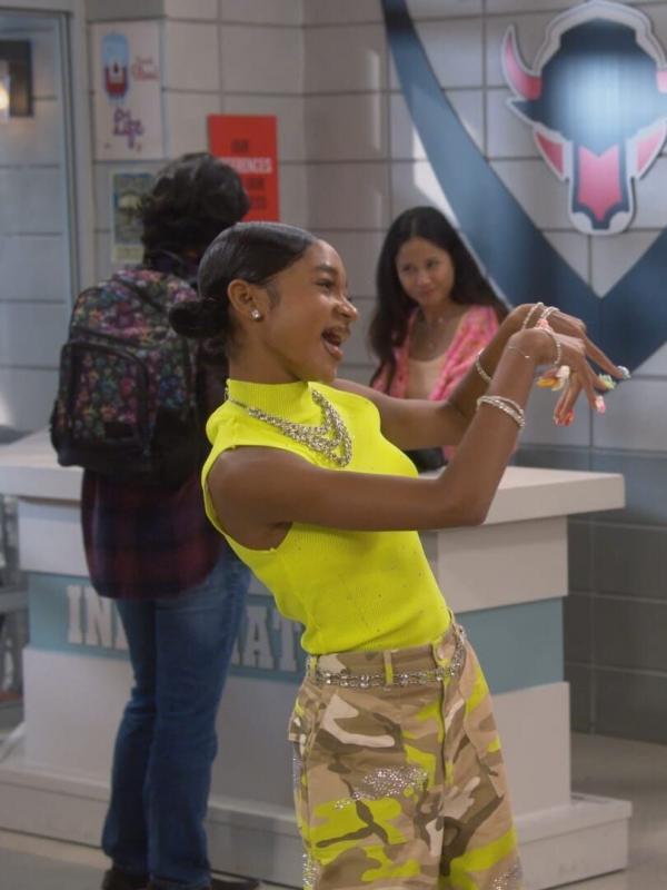 Lay Lay dans la place S2 E12