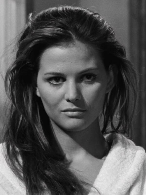 La fille à la valise