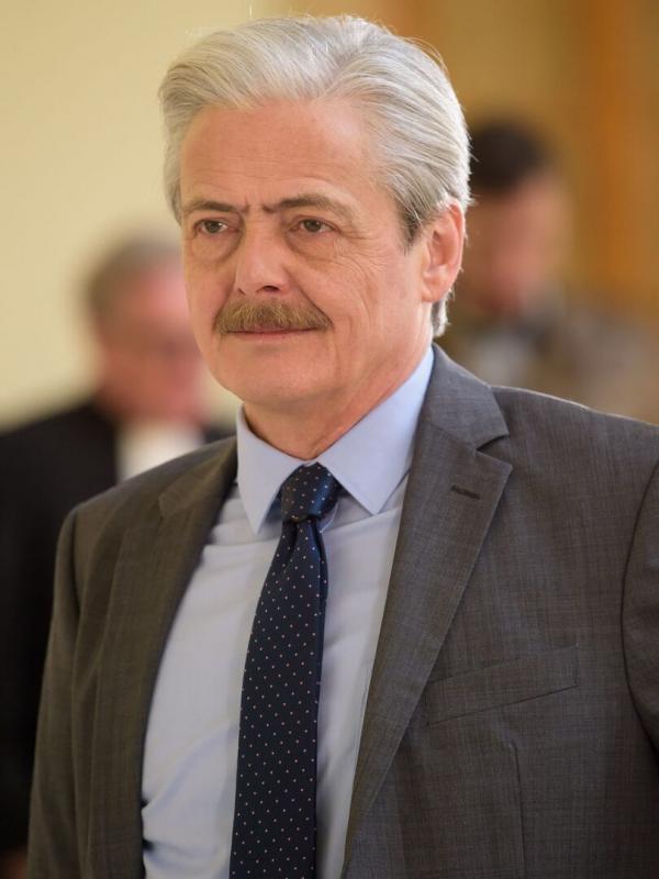La stagiaire S4 E1