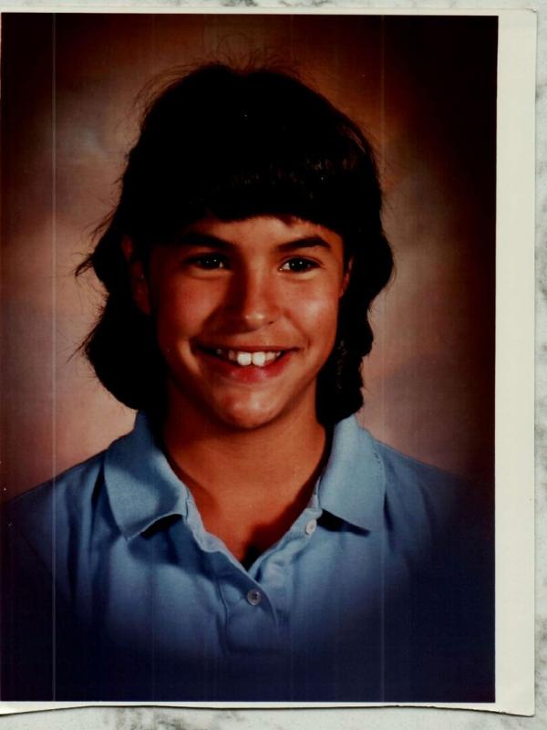 La fille sur la brique de lait