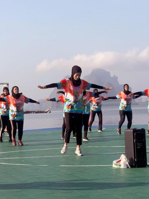 Thaïlande, un terrain de football insolite
