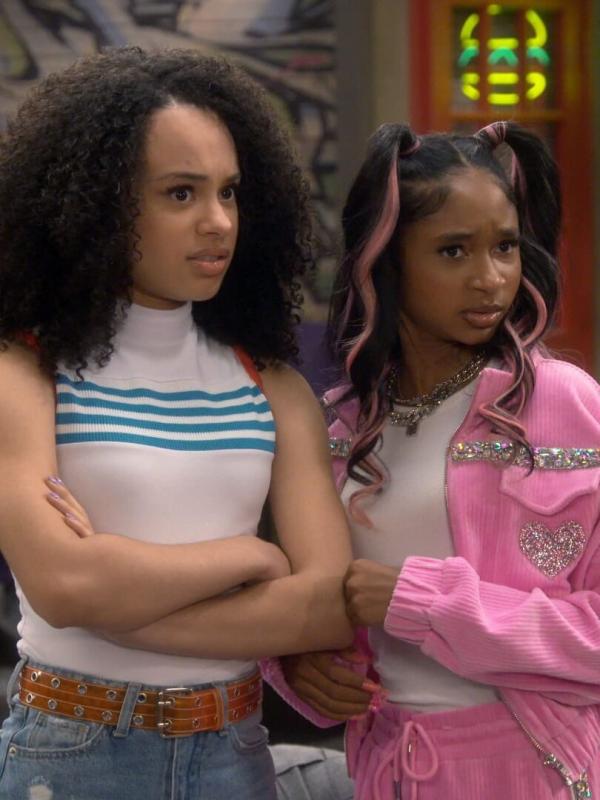 Lay Lay dans la place S2 E9