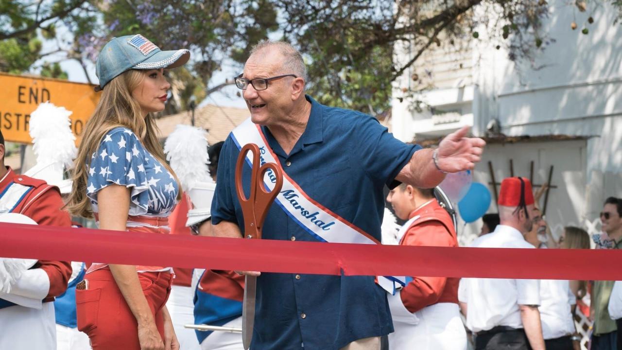 Modern Family S10 E1