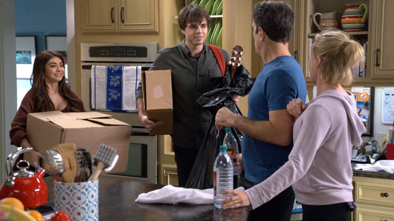 Modern Family S10 E11